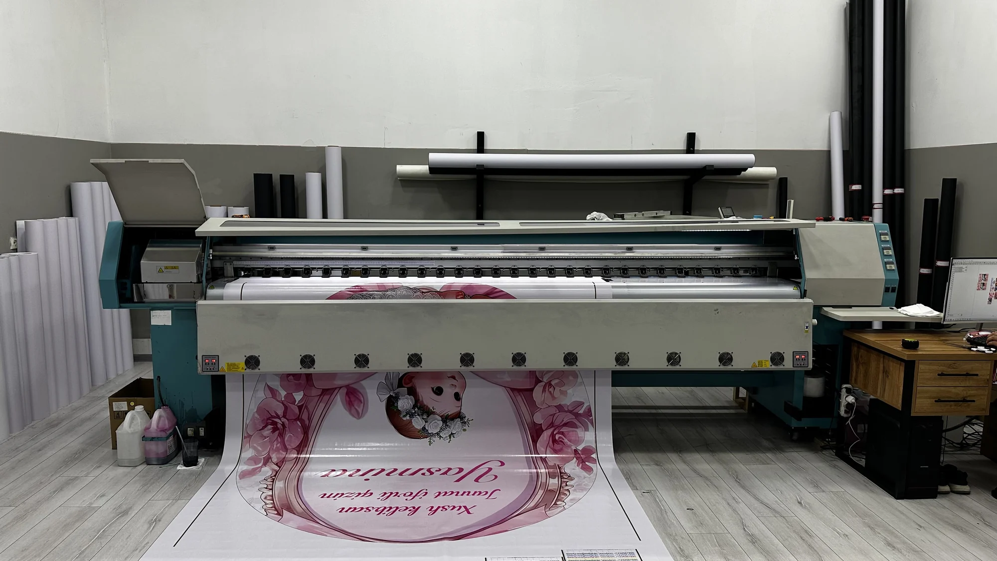 Сольвентный широкоформатный принтер INFINITI 3208H на производстве World Print