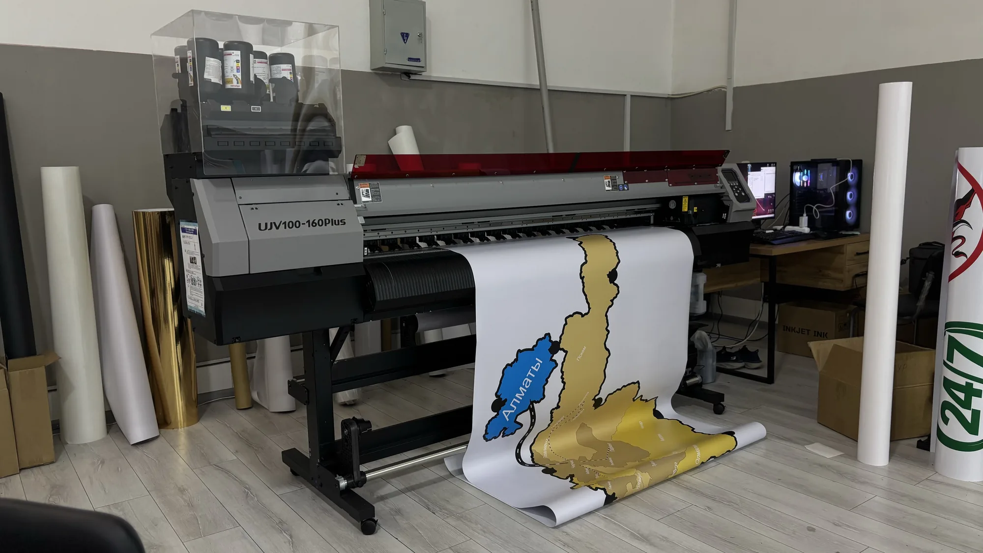 UV-принтер Mimaki UJV100-160Plus в производственном цехе World Print