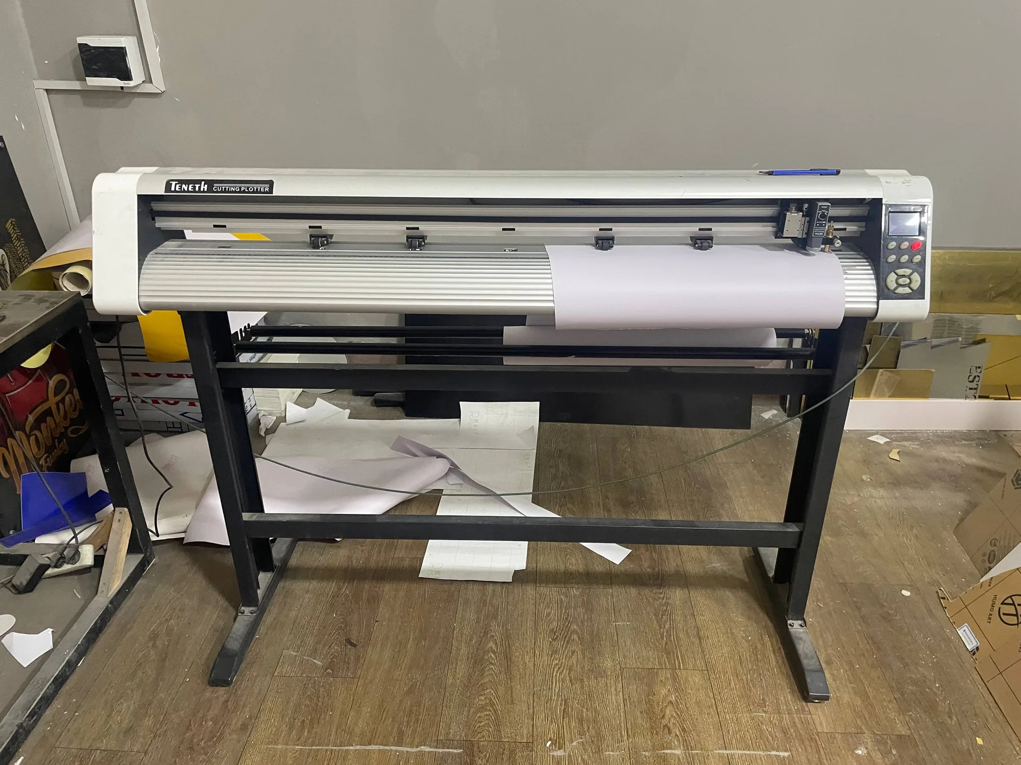 Режущий плоттер Teneth с головкой OETAI DGS-3011W на производстве World Print