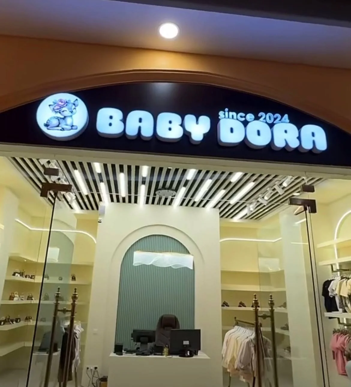 Световая вывеска магазина Baby Dora