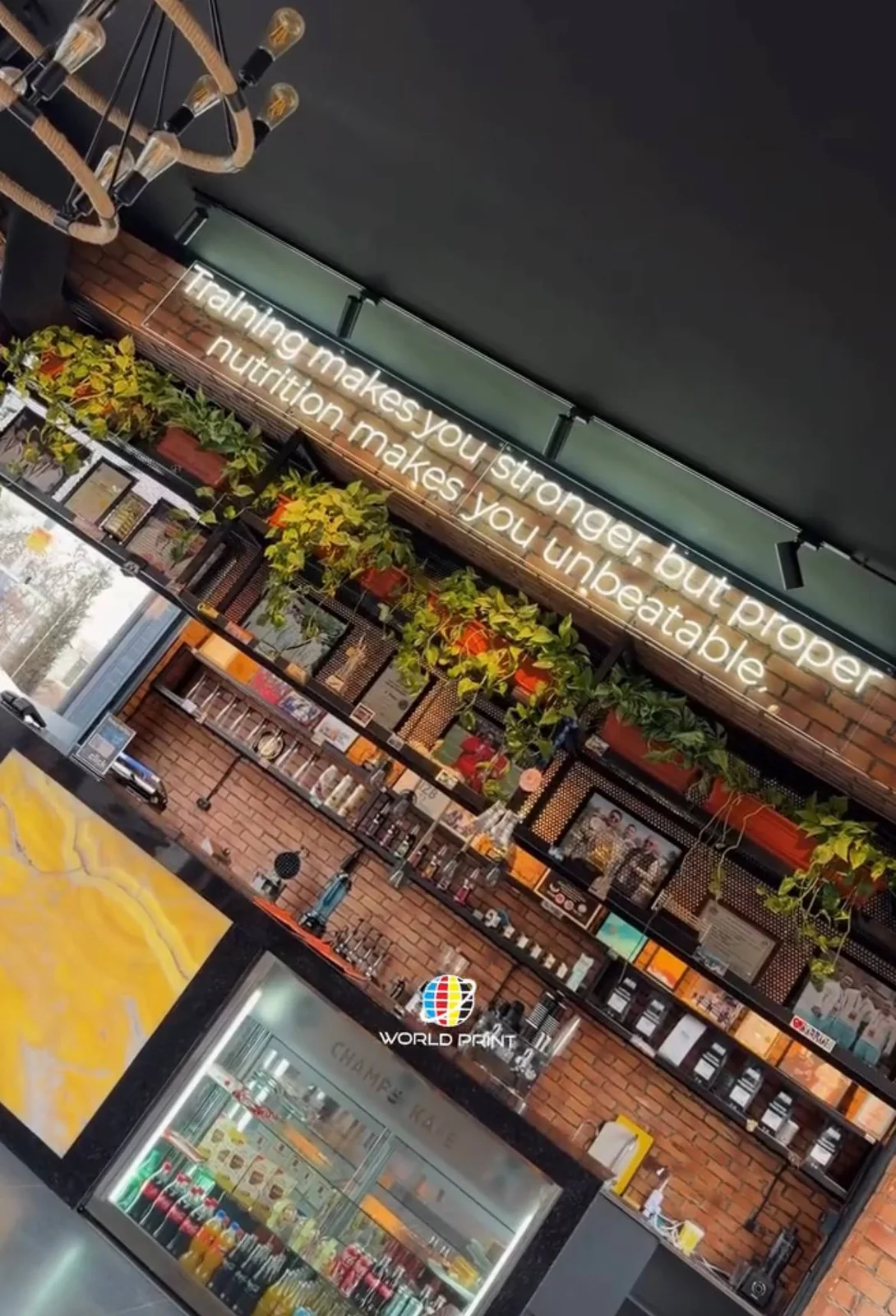 Неоновая надпись в интерьере Champs Kafe