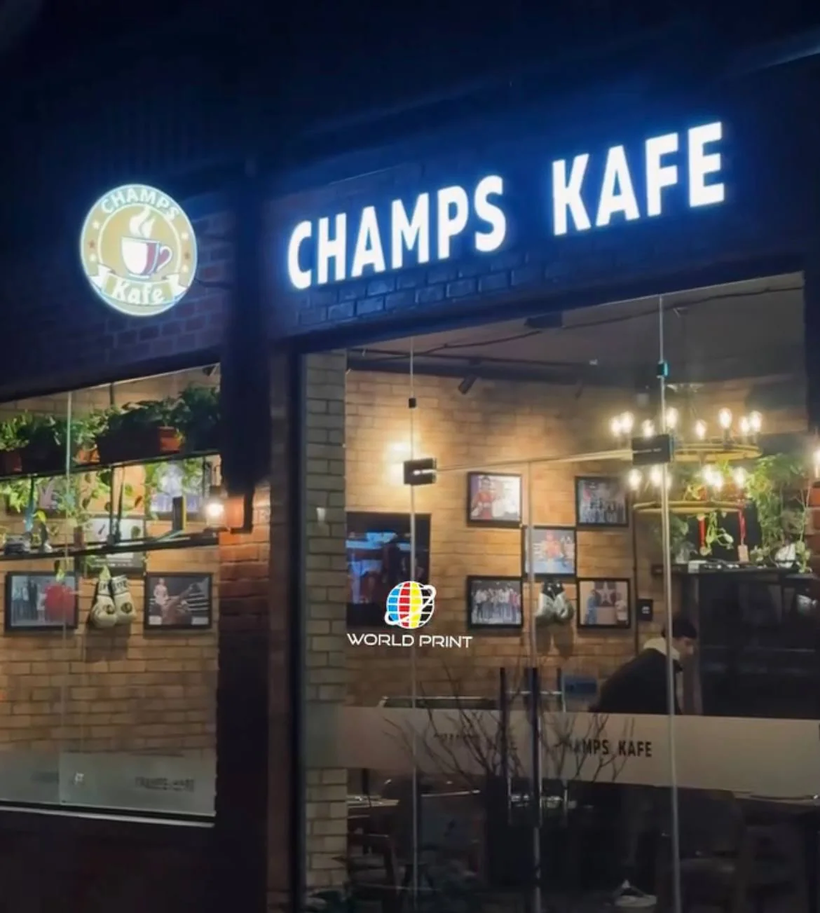 Фасадная вывеска Champs Kafe