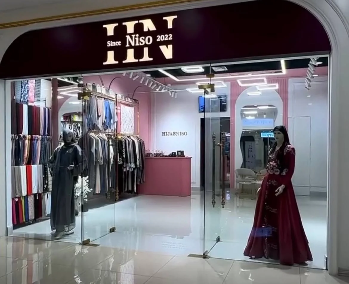 Интерьерная вывеска магазина Hijab Niso