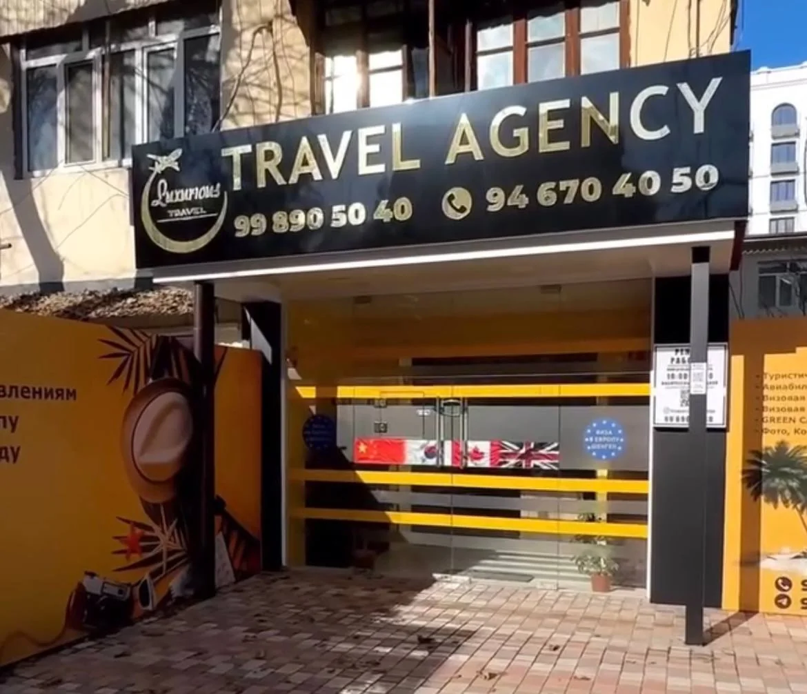 Оформление фасада Luxurious Travel Agency