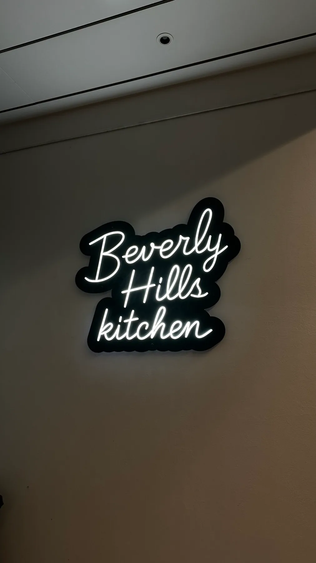Неоновая вывеска Beverly Hills Kitchen
