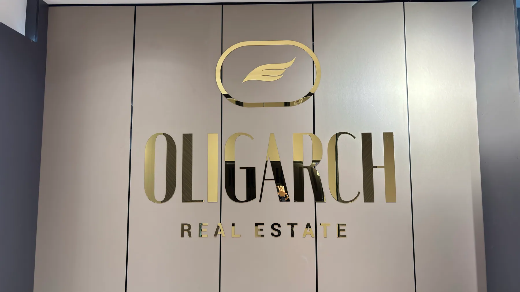 Зеркальные золотые буквы Oligarch Real Estate