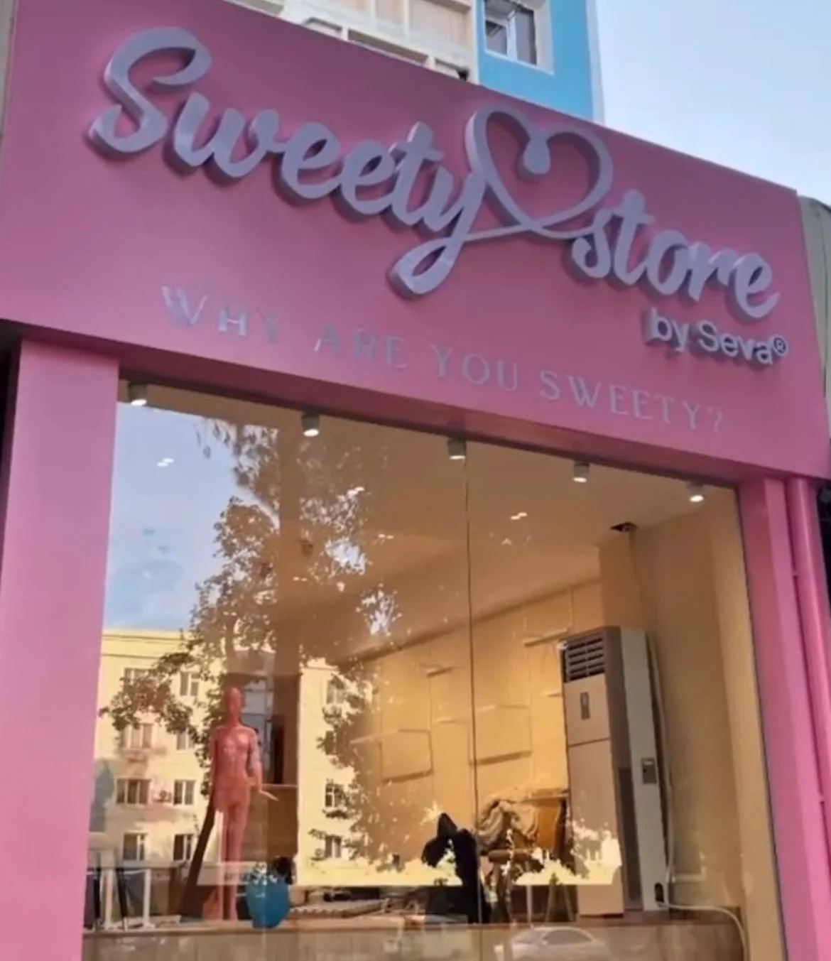 Оформление фасада Sweet Store